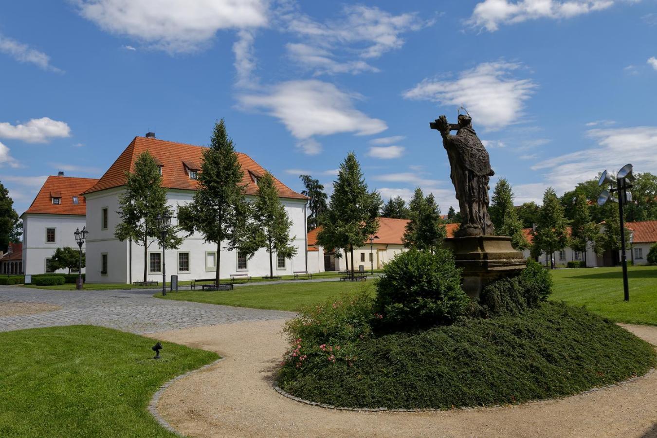 Adalbert Ecohotel Praha Bagian luar foto